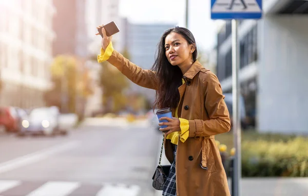 Kvinna Ringer Taxi City Street — Stockfoto