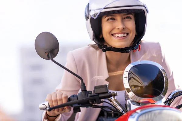 城市里骑摩托车的女人 — 图库照片