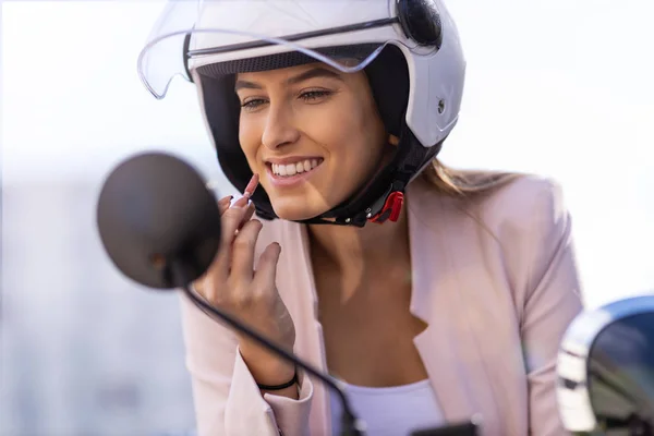 骑摩托的妇女涂口红 — 图库照片