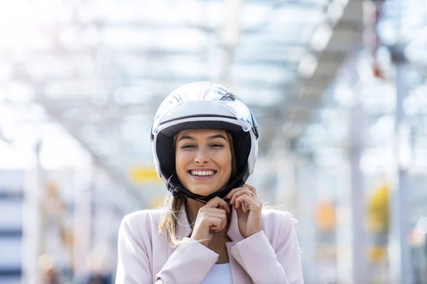 Mooie Jonge Vrouw Draagt Helm — Stockfoto