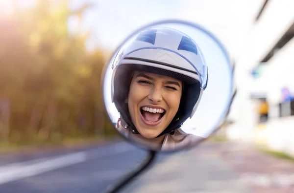 Spiegelbild Der Schönen Jungen Frau Motorrollerspiegel — Stockfoto