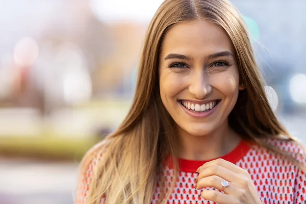 Porträt Einer Schönen Jungen Frau Freien — Stockfoto