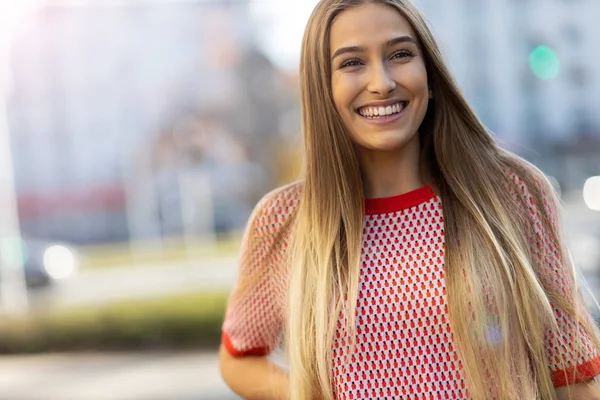 Portret Pięknej Młodej Kobiety Świeżym Powietrzu — Zdjęcie stockowe