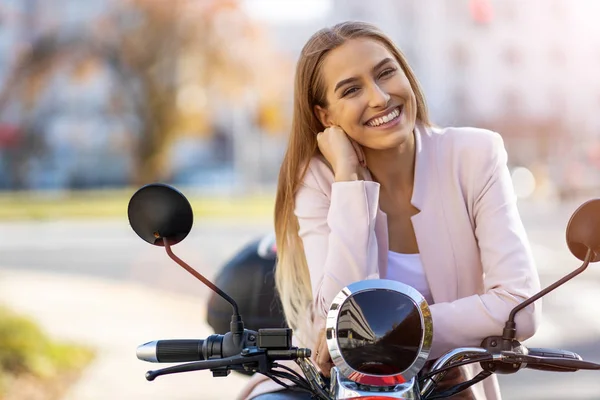 Gelukkige Jonge Vrouw Uit Voor Een Scooter Rit — Stockfoto