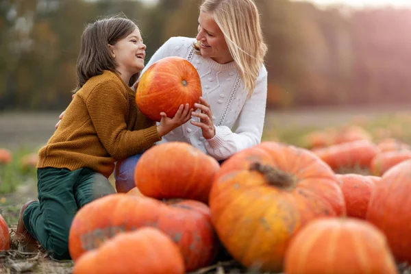 Mother Son Pumpkin Patch Field — Stock Photo, Image