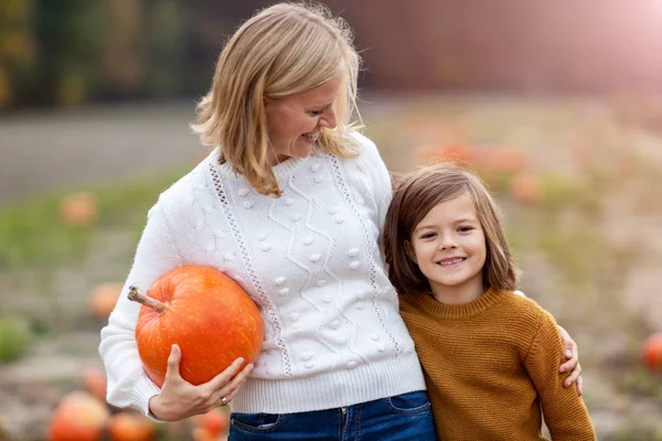 Mother Son Pumpkin Patch Field — Stock Photo, Image