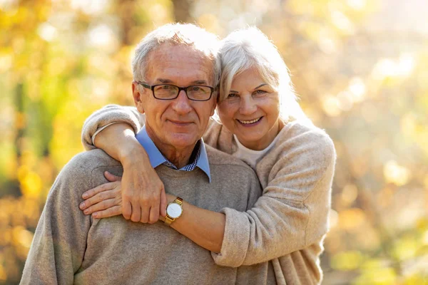 Heureux Couple Aîné Dans Parc Automne — Photo