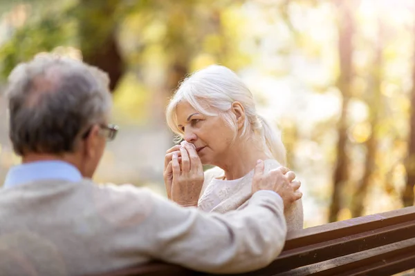 Depressief Senior Vrouw Getroost Door Oudere Man — Stockfoto