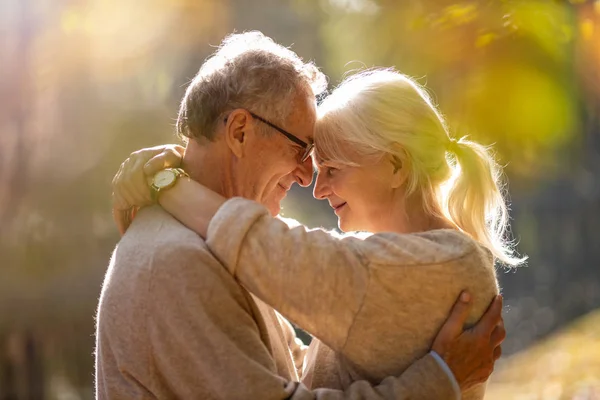 Feliz Pareja Ancianos Parque Otoño — Foto de Stock