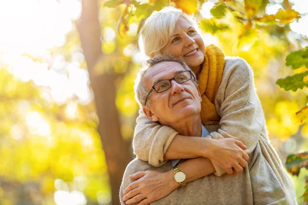 Pasangan Senior Yang Bahagia Taman Musim Gugur — Stok Foto