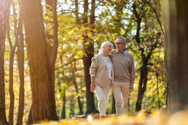 Szczęśliwy Senior Para Jesienny Park — Zdjęcie stockowe