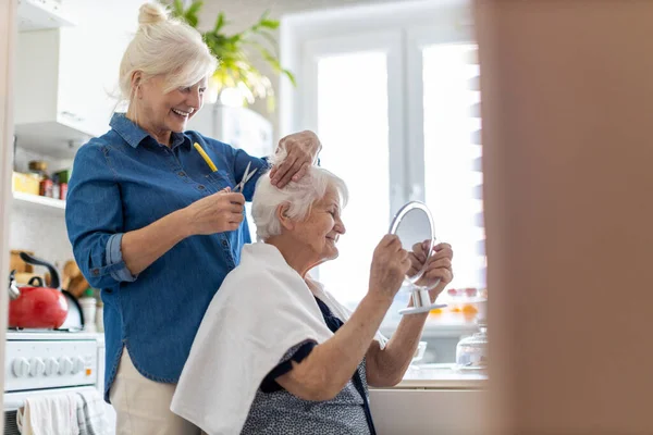 Mulher Cortando Cabelo Sua Mãe Idosa Casa — Fotografia de Stock