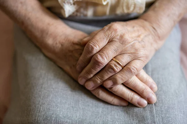 Mãos Enrugadas Uma Mulher Idosa — Fotografia de Stock