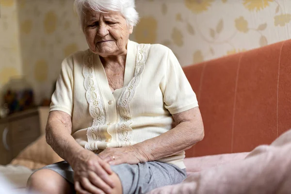 Mujer Mayor Con Dolor Rodilla — Foto de Stock