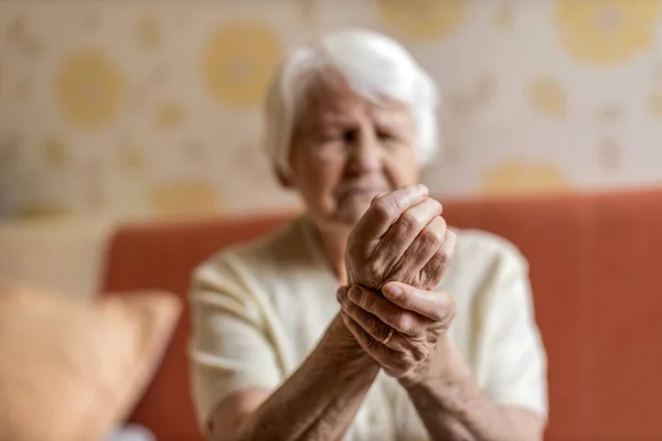 Senior Kvinna Med Artrit Gnugga Händerna — Stockfoto