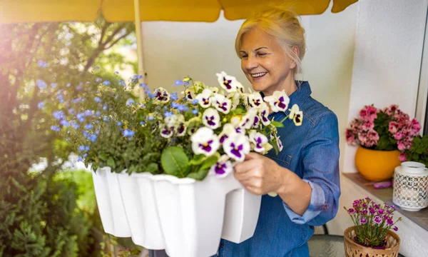 Mujer Mayor Cuidando Sus Plantas Balcón — Foto de Stock