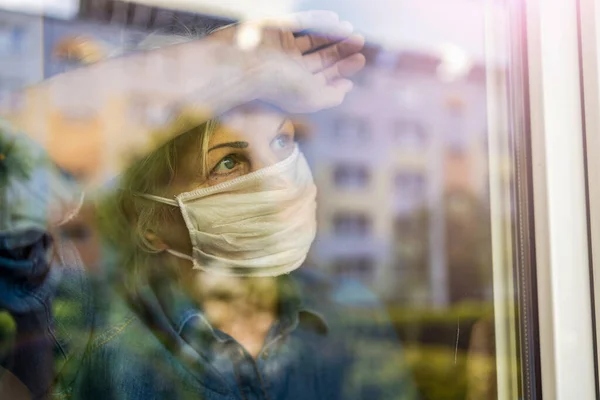 Mujer Mayor Mirando Por Ventana Casa — Foto de Stock