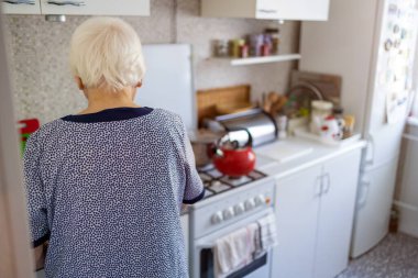 Mutfakta son sınıf bir kadının dikiz görüntüsü.