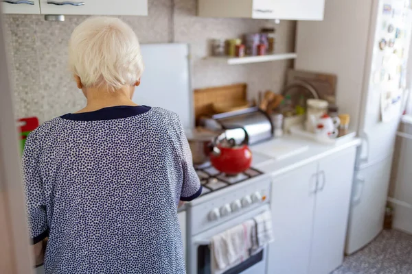 Οπίσθια Όψη Ηλικιωμένης Γυναίκας Στην Κουζίνα Της — Φωτογραφία Αρχείου