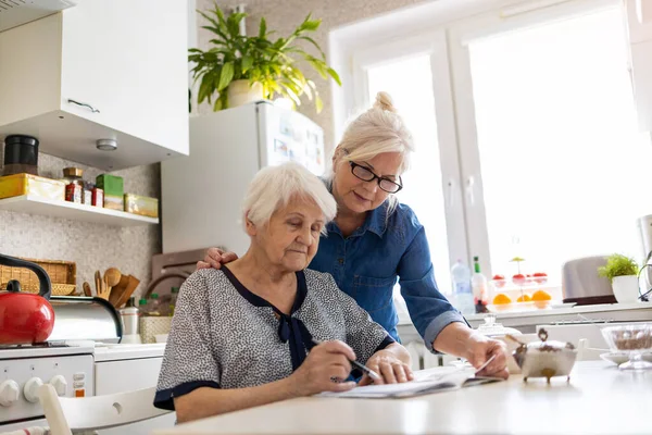 Gammal Kvinna Som Hjälper Äldre Mor Med Pappersarbete — Stockfoto