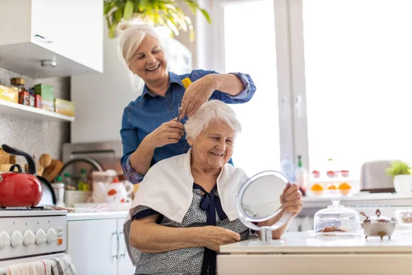 Mujer Cortando Pelo Anciana Madre Casa —  Fotos de Stock