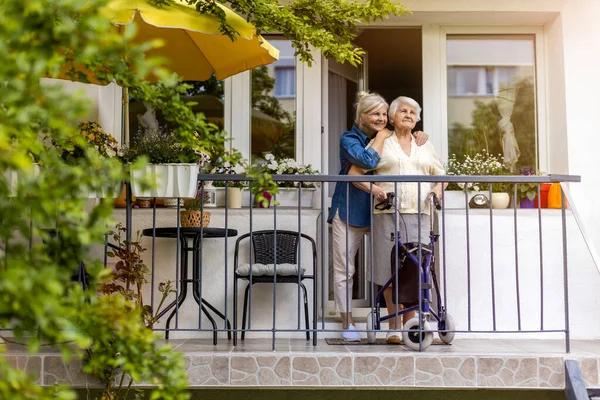 Senior Woman Her Adult Daughter Standing Balcony — Stock Photo, Image