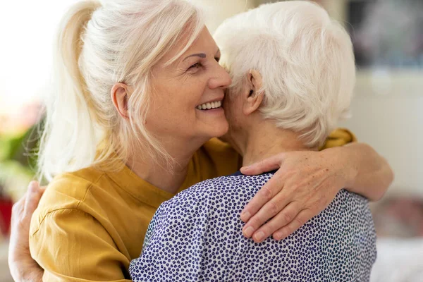 Donna Trascorrere Del Tempo Con Sua Anziana Madre — Foto Stock