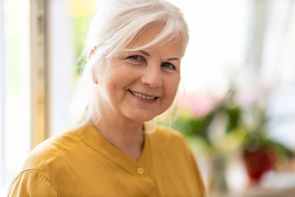 Mooie Oudere Vrouw Glimlachend — Stockfoto