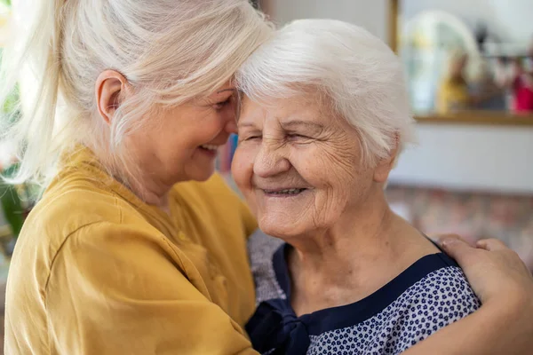 Donna Trascorrere Del Tempo Con Sua Anziana Madre — Foto Stock