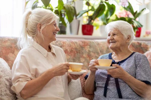 Woman Spending Time Her Elderly Mother — Stock Photo, Image