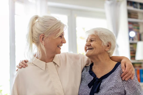 Kvinnan Spenderar Tid Med Sin Äldre Mor — Stockfoto