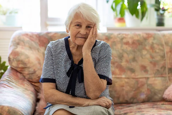 Portret Van Een Bejaarde Vrouw Die Zich Thuis Zorgen Maakt — Stockfoto