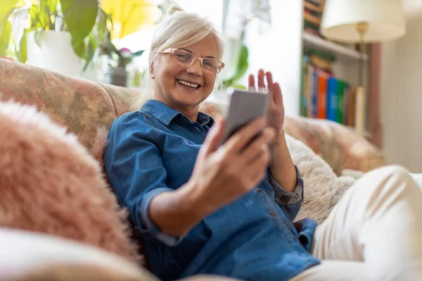 Mujer Mayor Usando Teléfono Móvil Casa — Foto de Stock