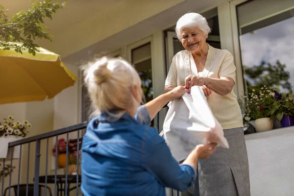 Vuxen Dotter Levererar Livsmedel Till Sin Äldre Mor — Stockfoto