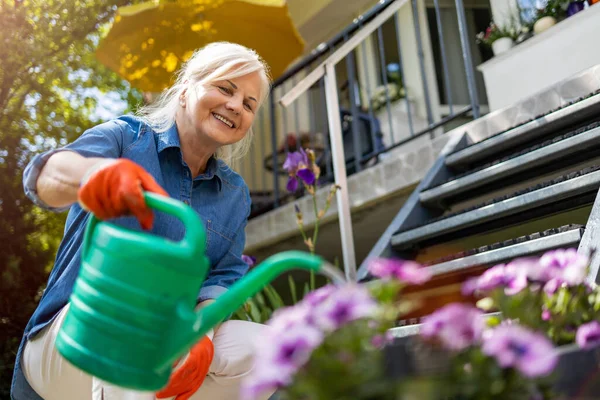 Senior Mulher Regando Plantas Seu Jardim — Fotografia de Stock