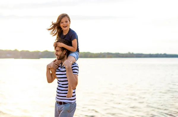 Far Med Barn Tilbringer Dagen Stranden - Stock-foto