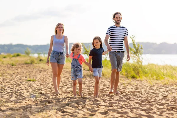 Skjuten Familj Fyra Tillbringar Dagen Stranden — Stockfoto