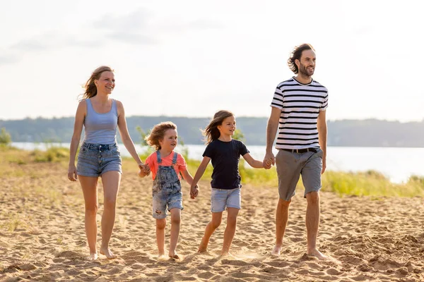 Skjuten Familj Fyra Tillbringar Dagen Stranden — Stockfoto