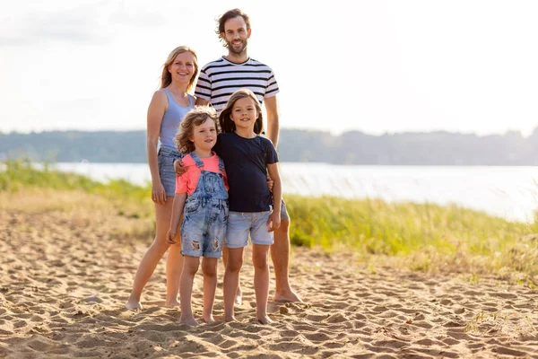 Skjuten Familj Fyra Tillbringar Dagen Stranden — Stockfoto