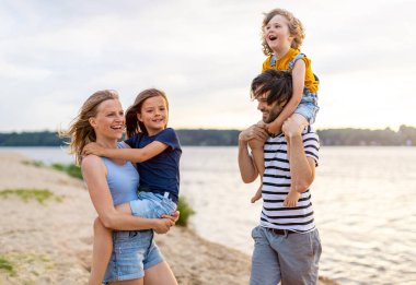 Dört kişilik bir ailenin günü sahilde geçirmesi.