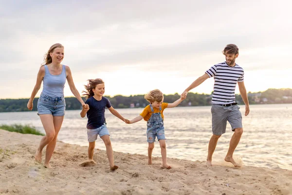 Girato Una Famiglia Quattro Persone Che Trascorre Giornata Spiaggia — Foto Stock