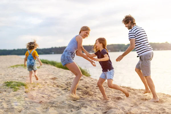 Skjuten Familj Fyra Tillbringar Dagen Stranden — Stockfoto