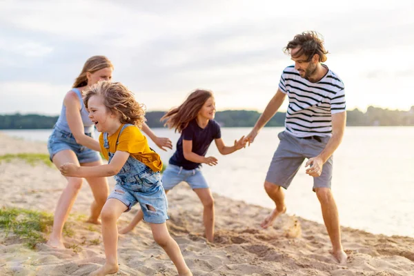 Skjuten Familj Fyra Tillbringar Dagen Stranden — Stockfoto