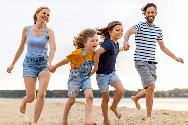 Girato Una Famiglia Quattro Persone Che Trascorre Giornata Spiaggia — Foto Stock