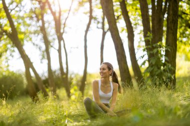 Doğada egzersiz yapan zinde genç bir kadın.