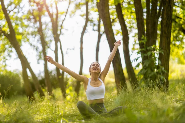 Fit Jonge Vrouw Oefenen Natuur — Stockfoto