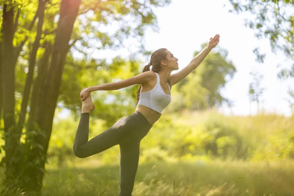 Apto Jovem Mulher Exercendo Natureza — Fotografia de Stock