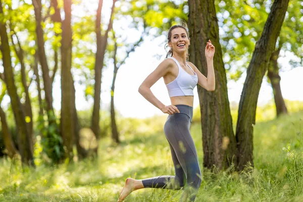 Ung Kvinna Joggar Naturen — Stockfoto