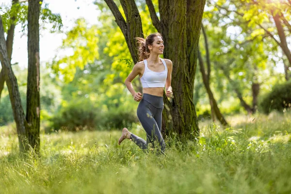 Jeune Femme Jogging Dans Nature — Photo