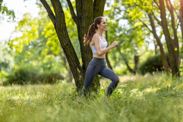 Mladá Žena Jogging Přírodě — Stock fotografie